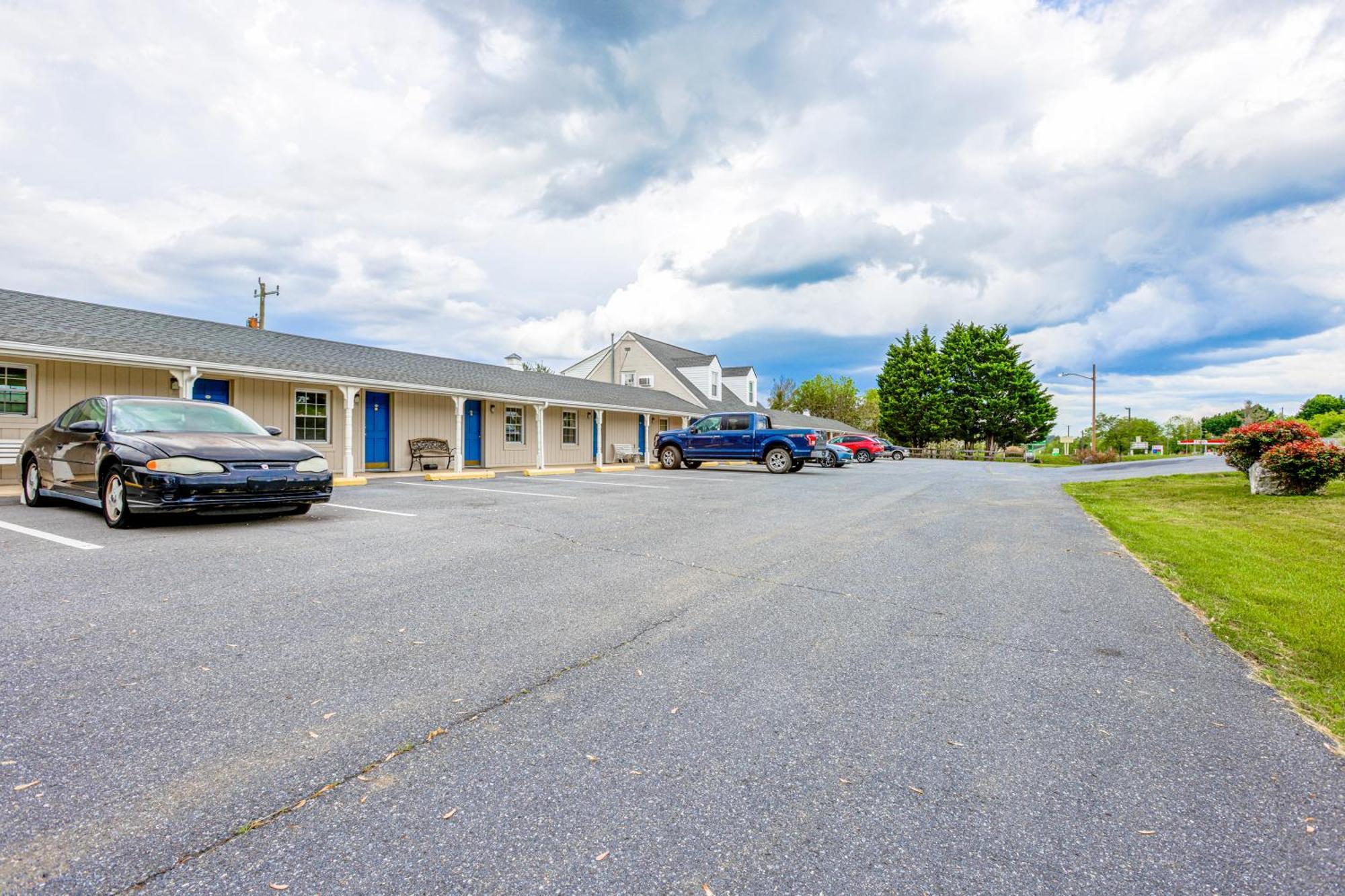 Relax Inn By Oyo Natural Bridge I-81 Exterior photo