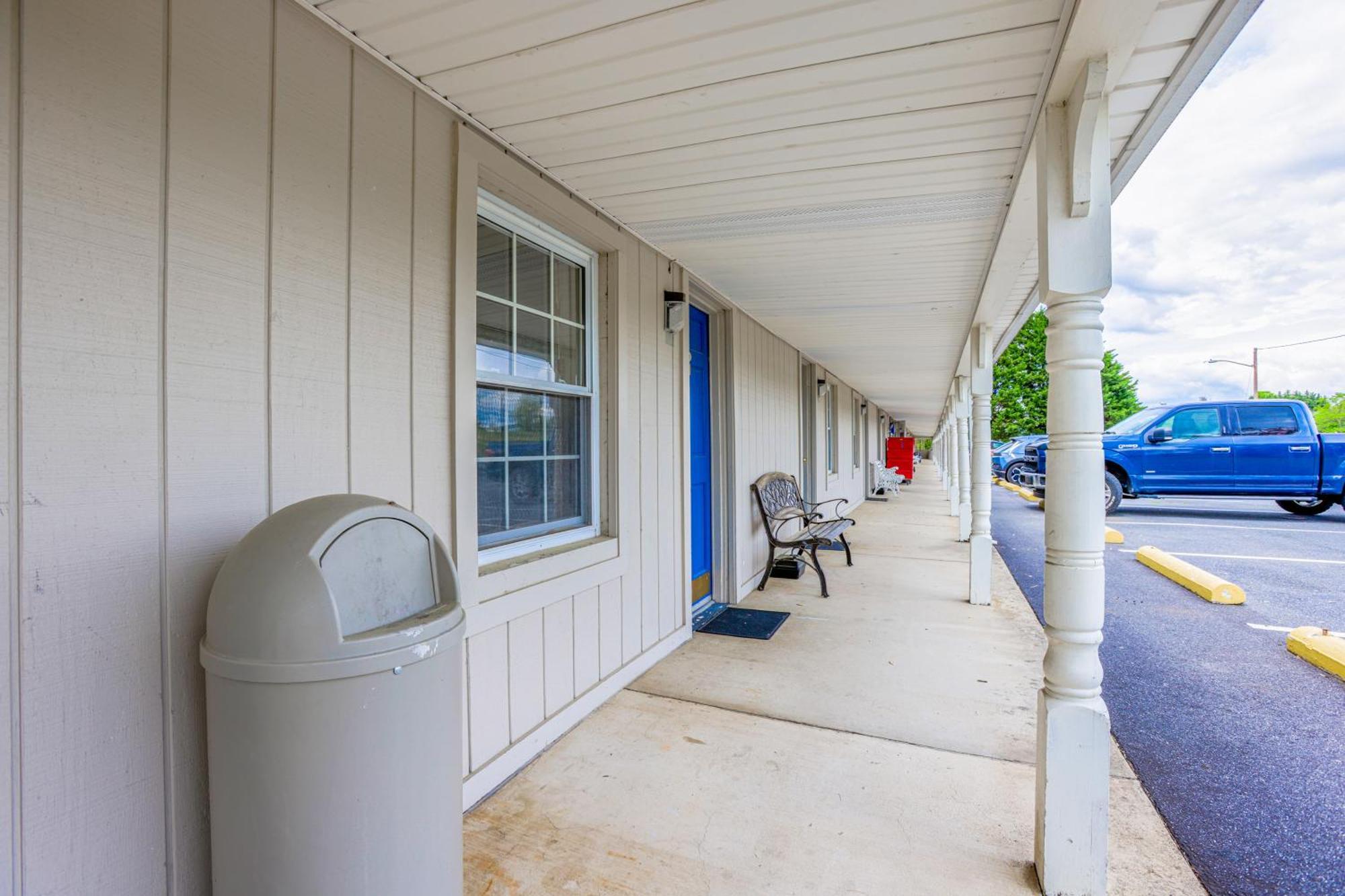 Relax Inn By Oyo Natural Bridge I-81 Exterior photo