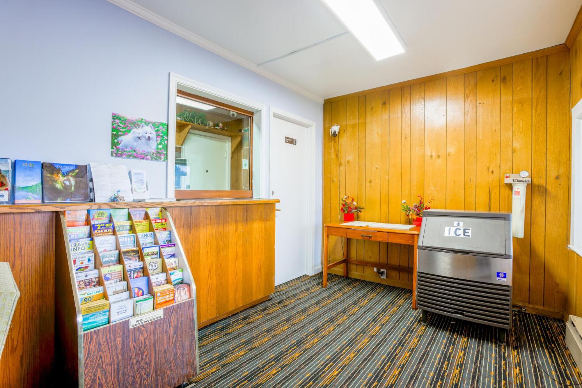 Relax Inn By Oyo Natural Bridge I-81 Exterior photo