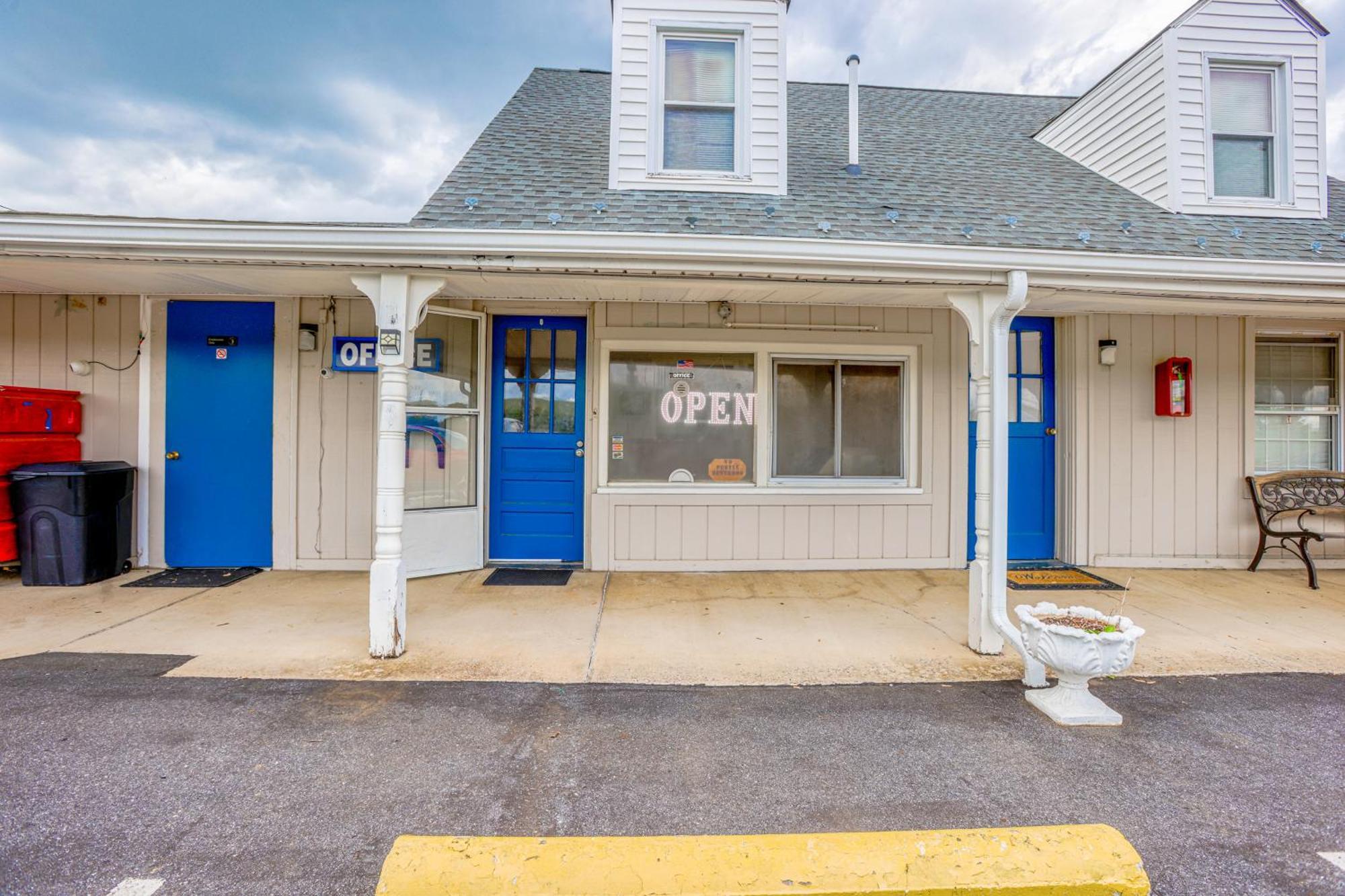 Relax Inn By Oyo Natural Bridge I-81 Exterior photo