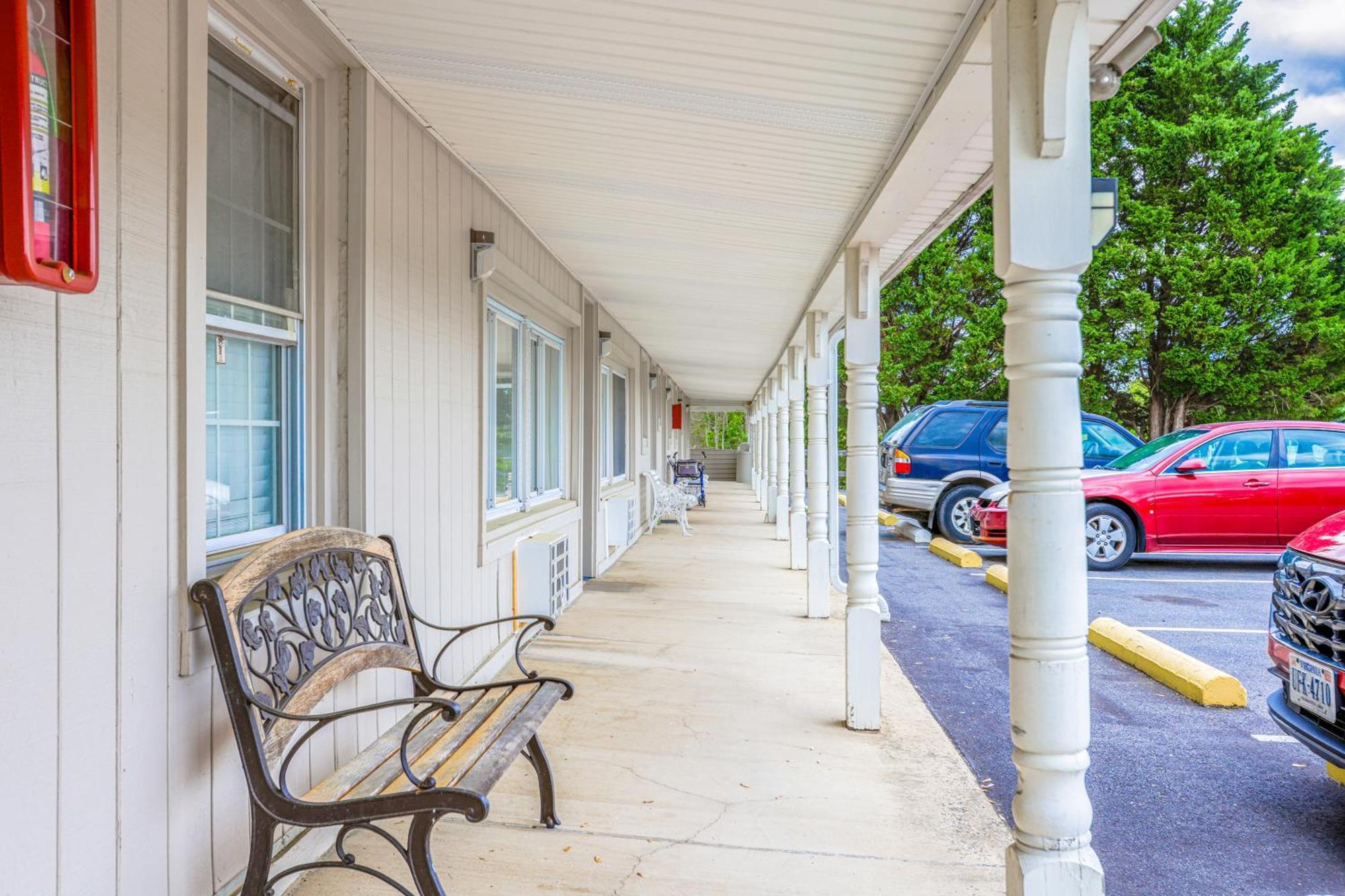 Relax Inn By Oyo Natural Bridge I-81 Exterior photo