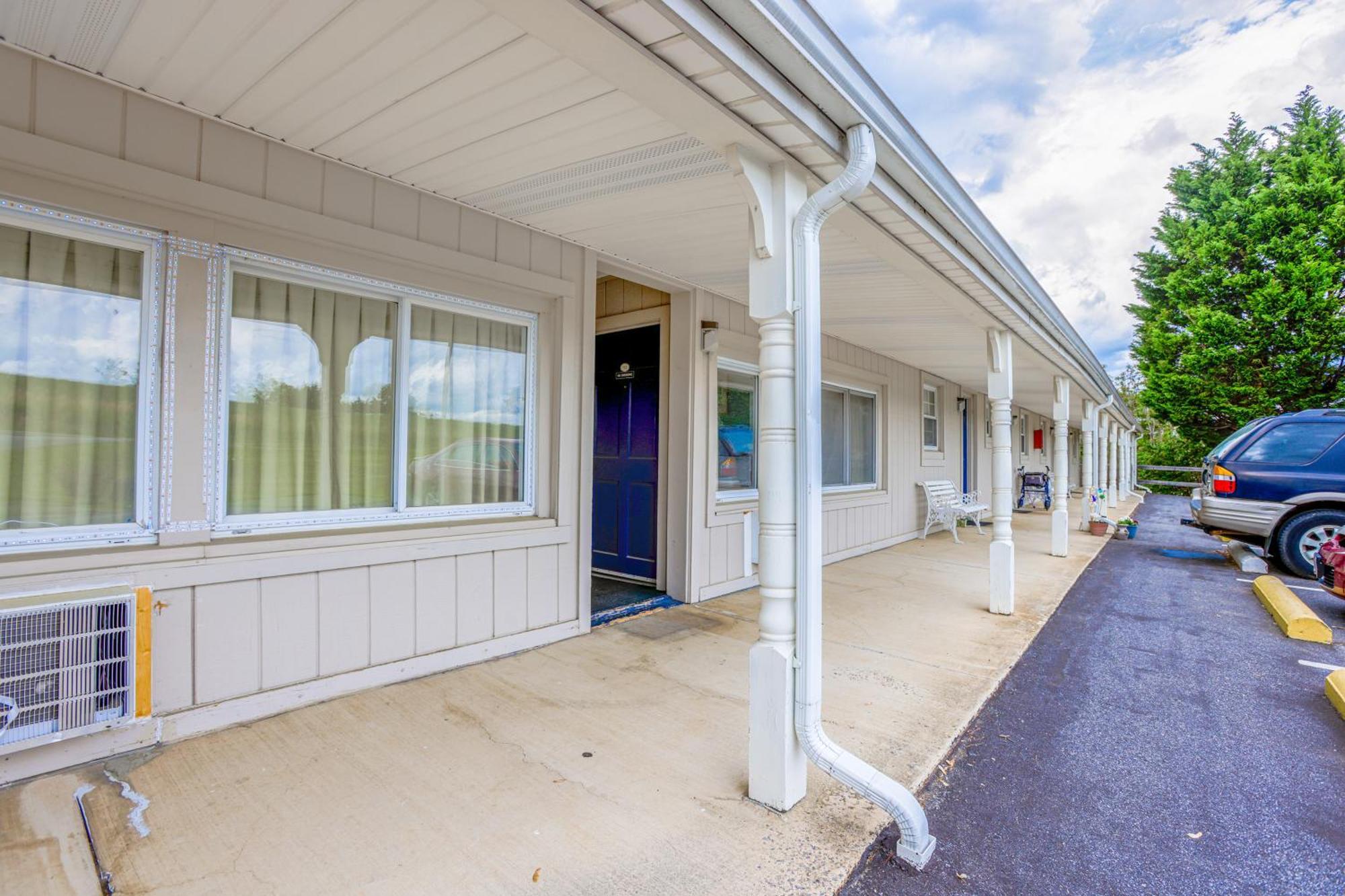 Relax Inn By Oyo Natural Bridge I-81 Exterior photo